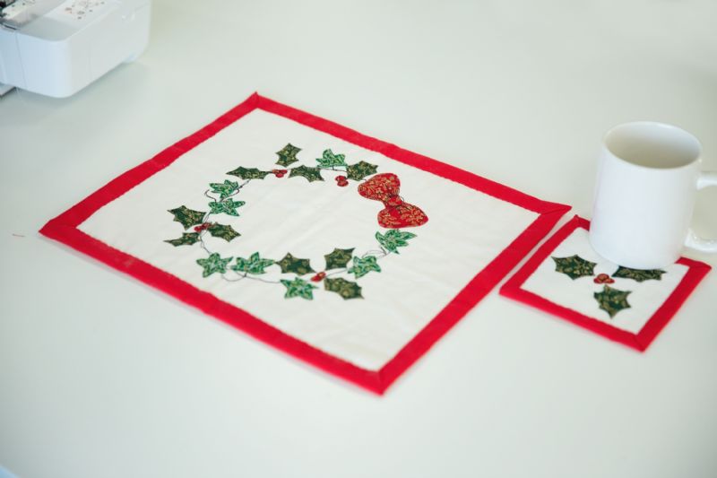The Holly & The Ivy Christmas Table Set